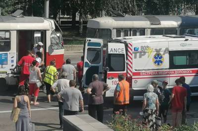 В Харькове столкнулись трамваи, фото с места ДТП: "движение остановилось" - kharkov.politeka.net - Украина - Харьков