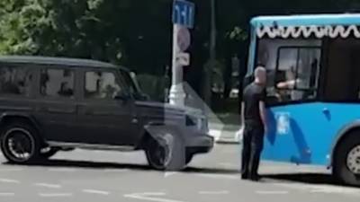 Владелец Gelandewagen выстрелом решил спор с водителем автобуса в центре Москвы - vesti.ru - Москва