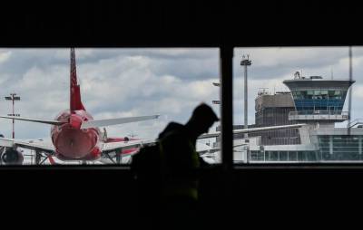Авиакомпания "Россия" намерена взыскать убытки с пассажира, открывшего дверь самолета - obzor.lt - Москва - Россия