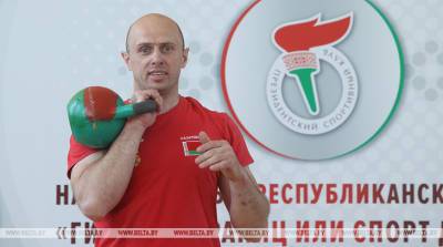 Евгений Назаревич в честь юбилея "Славянского базара" поднял 30 раз 50-килограммовую гирю - belta.by - Белоруссия - Витебск