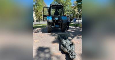 Виктор Цой - В Казахстане рабочие на тракторе уронили памятник Виктору Цою - reendex.ru - Казахстан