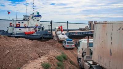 Движение паромов по реке Лене приостановили из-за пожаров в Якутии - iz.ru - Россия - Израиль - респ. Саха - Якутск