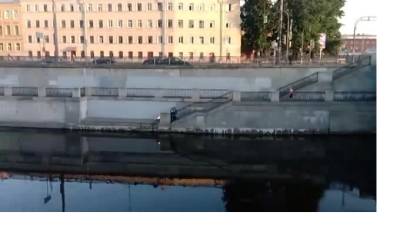 Пенсионеры пожарили шашлык на набережной Обводного канала - piter.tv - Петербурга