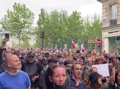 В Париже толпа без масок вышла протестовать против санитарных пропусков - ukrpost.biz - Франция - Париж