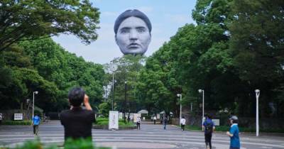 Гигантская голова в Токио напугала японцев - фото - obozrevatel.com - Токио - Япония - Twitter