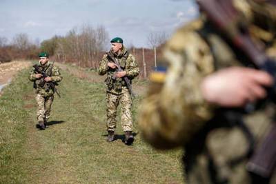 На границе с Россией напали на украинских пограничников и отобрали оружие - lenta.ru - Россия - Украина - Сумская обл.