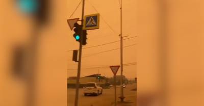 "Где солнце?": Дым от лесных пожаров закрасил небо Якутии оранжевым цветом - reendex.ru - респ. Саха - Якутск - Экология