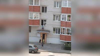 В Воронеже дети устроили опасные прыжки по козырькам подъездов - vestivrn.ru - Воронеж