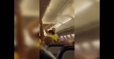 Антимасочник устроил дебош на борту самолета "Одесса - Анталия" (видео) - focus.ua - Украина - Турция - Одесса
