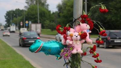 Видео: москвичи организовали мемориал на месте смертельного ДТП с детьми - 5-tv.ru - Москва