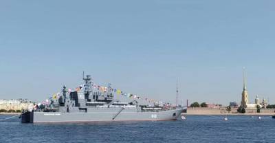 Выстрелы над Невой: В Петербурге прошла первая репетиция парада ко Дню ВМФ - reendex.ru - Россия - Санкт-Петербург
