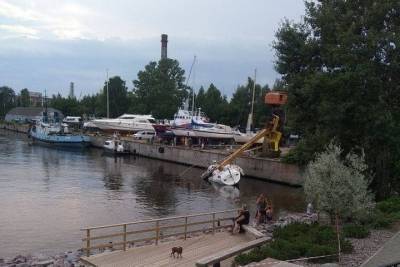 Грузоподъемный кран упал на яхту в Кронштадте - spb.mk.ru - Ленинградская обл. - Санкт-Петербург
