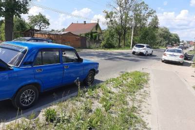 ГИБДД разыскивает водителя Renault Logan, скрывшегося с места ДТП на Нехинской улице в Великом Новгороде - mk.ru - Великий Новгород