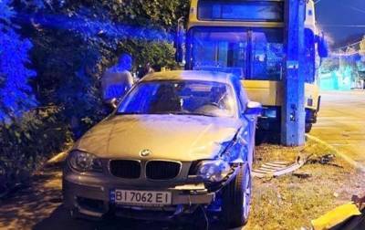 В Киеве неуправляемый автобус протаранил BMW и врезался в столб - korrespondent.net - Украина - Киев