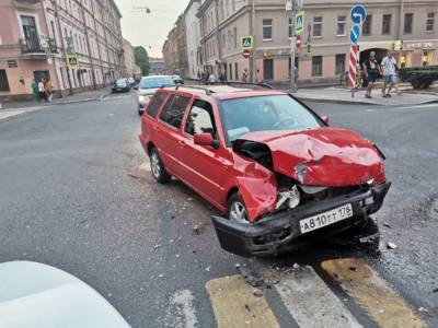 23-летний Гольф разбился всмятку в аварии в Центральном районе - abnews.ru