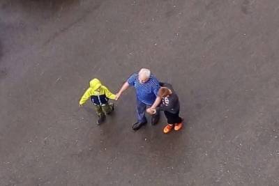 В Копейске дети помогли слепому мужчине во время дождя - chel.mk.ru - Челябинская обл. - Копейск