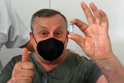 Василий Власов - В Госдуме предложили выплачивать привитым пенсионерам пособия - lenta.ru - Россия