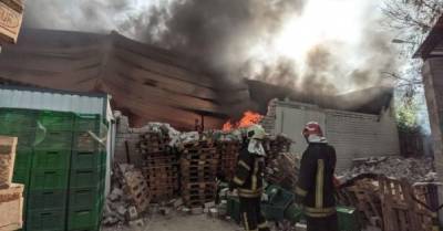 В Киеве тушат крупный пожар на складе транспортной компании (ФОТО) - delo.ua - Украина - Киев - Одесса
