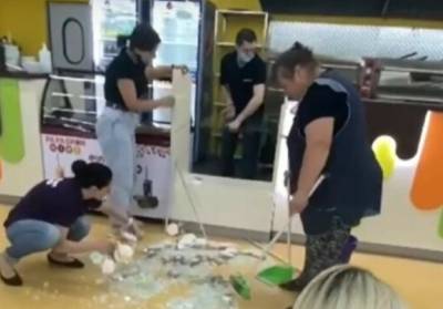 В киевском ТРЦ на ребенка упала стеклянная витрина, видео: "Персонал не помог" - politeka.net - Украина - Киев