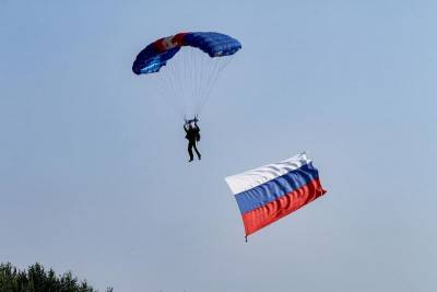 Алексей Островский - Смоленские парашютисты устроили акцию в поддержку российских олимпийцев - rabochy-put.ru - Россия - Смоленск - Токио - Япония