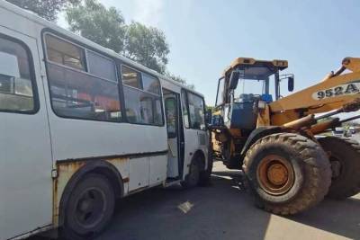 7 человек пострадали в ДТП с автобусом и погрузчиком под Тулой днем 19 июля - tula.mk.ru - Тула - Тульская обл.