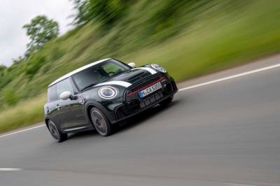 Джон Купер - MINI привезет в Россию спортивные хэтчбеки из юбилейной спецсерии - autostat.ru - Россия
