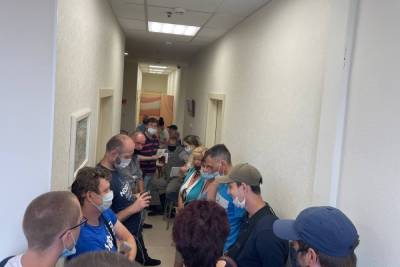 Петербуржцы пожаловались на отказ делать повторную прививку в пункте вакцинации в ТК «Гранд Каньон» - spb.mk.ru