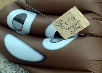 Креатив по-одесски: туристам предлагают сделать фото с надувной какашкой - odessa-life.od.ua - Украина