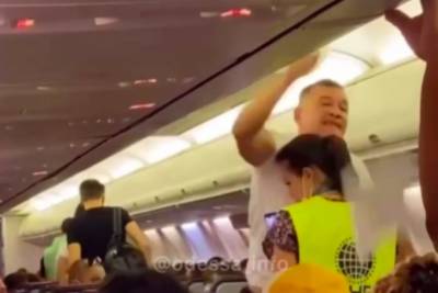 "Выводите его нах**!": пассажир рейса Одесса-Анталия отказался надеть маску и вызвал гнев у людей - rupor.info - Одесса