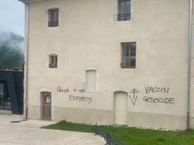Во Франции - Во Франции разгромили несколько центров вакцинации от COVID-19 - unn.com.ua - Украина - Киев - Франция