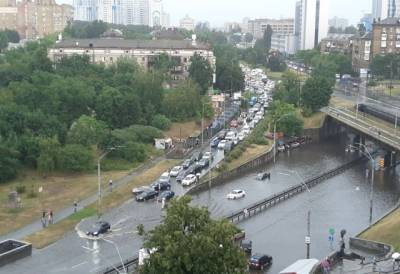 В Киеве из-за потопа закрыта станция метро, автомобили «плавают» в воде (ФОТО) - enovosty.com - Киев - район Святошинский