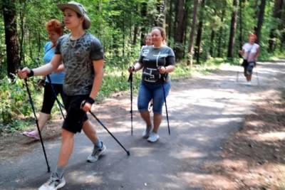 Прогулки с палками: в ивановском парке «Харинка» ветераны занимаются скандинавской ходьбой - mkivanovo.ru - Иваново