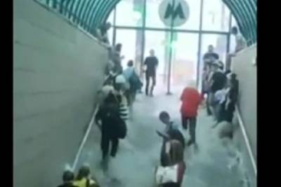 Появились видео потопа в Киеве: закрыли метро - mk.ru - Украина - Киев