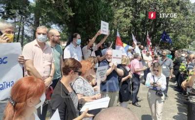 Противники ЛГБТ и оппозиция Грузии устроили акции для главы ЕС - eadaily.com - Грузия