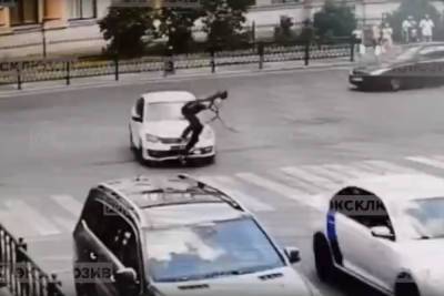Резвый самокатчик перелетел через Volkswagen Polo на Восстания - spb.mk.ru