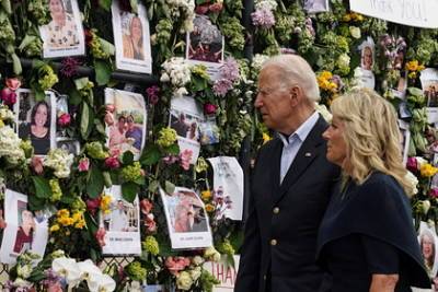 Джо Байден - Семьи пропавших при обрушении дома в США отказались встречаться с Байденом - lenta.ru - США - шт.Флорида