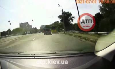 В Киеве у троллейбуса взорвалось колесо (ВИДЕО) - enovosty.com - Киев