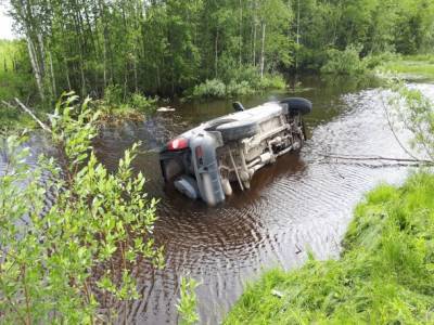 В Усинске автобус столкнул «Ниву» в кювет - bnkomi.ru - респ. Коми - Усинск