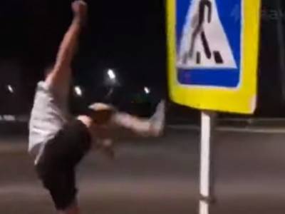 Видео избиения дорожного знака головой сделало воронежцев звездами соцсетей - bloknot.ru - Воронеж - Воронежская обл.