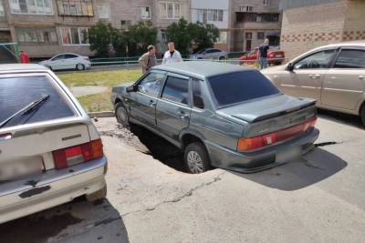 Асфальт ушел из-под колес автомобиля в Башкирии - news.vse42.ru - Башкирия