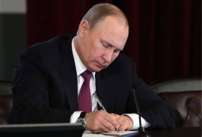 Владимир Путин - Владимир Путин подписал указ о единовременной выплате семьям с детьми по 10 тысяч рублей - ivbg.ru - Россия - Украина - Россияне