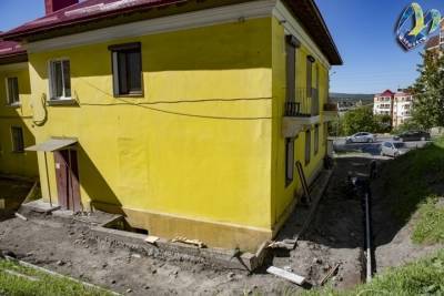 В.И.Ленин - В Мурманске полным ходом идет ремонт двора на улице Челюскинцев - murmansk.mk.ru - Мурманск