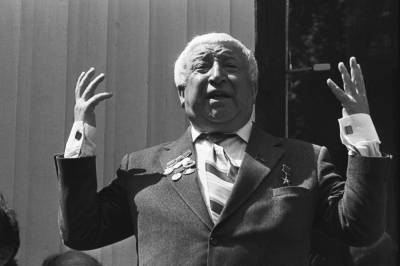 Владимир Путин - Президент подписал указ о праздновании 100-летия поэта Расула Гамзатова - etokavkaz.ru - Россия - респ. Дагестан