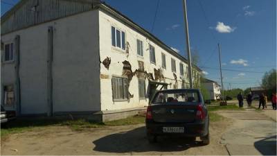 Прокурор обязал главу поселка на Ямале расселить дом, который разрушился после дождя - znak.com - окр. Янао - район Пуровский