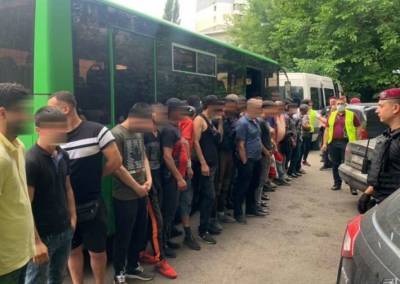 На столичном рынке полиция выявила дюжину нелегалов из Центральной Азии и Кавказа - lenta.ua - Украина - Киев - Узбекистан - Грузия - Азербайджан