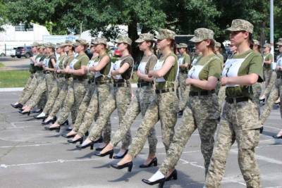 Военнослужащие украинки на параде ко Дню Независимости пройдут строем на каблуках (ФОТО) - lenta.ua - Украина - Киев