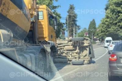 От удара с бетономешалкой УАЗ перевернулся на бок в Сочи - kuban.mk.ru - Сочи