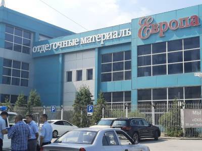 В Тюмени начали сносить торговый центр. Собственникам не дают забрать оборудование - znak.com - Тюмень