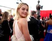 Chanel - Марго Робби появилась на обложке Vogue в образах из 70-х - rusjev.net - Англия
