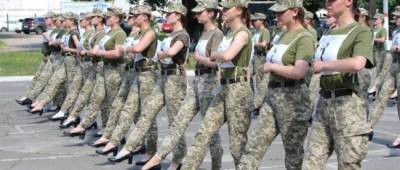 Ирина Геращенко - «Это унижение»: политики и украинцы раскритиковали идею обуть курсанток в туфли на каблуках на парад - w-n.com.ua - Украина
